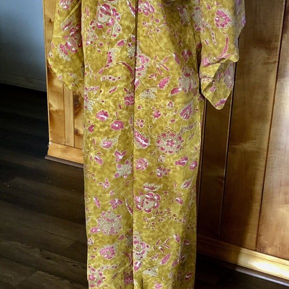 Vintage Japanese Kimono~ Chirimen Silk~ Floral Pattern ~Bust 44 / Length 60 in - Picture 2 of 6
